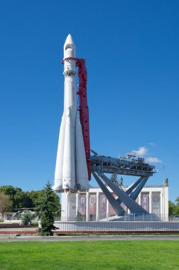 Moskova, Rusya - 14 Ağustos 2018: Vostok uzay roketi ve VDNH 'deki 26 numaralı pavyonun bir kopyası