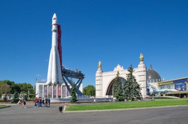 Moskova, Rusya - 14 Ağustos 2018: Vostok uzay roketinin VDNH 'deki 34 numaralı pavyonda bir kopyası