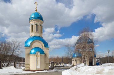 Alexander Nevsky kilisesi ve çan kulesi Orekhovo-Borisovo 'da hayat veren Üçlemeci Kilisesi' nin ataerkil avlusunda. Moskova, Rusya