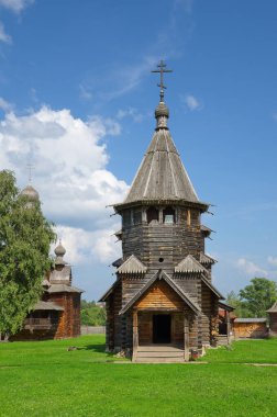 Suzdal, Rusya - 26 Temmuz 2019: Patakino Kameshkovsky köyünden Diriliş Kilisesi (1776). Ahşap mimari ve köylü hayatı müzesi. Vladimir bölgesi. Rusya 'nın altın yüzüğü