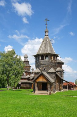 Suzdal, Rusya - 26 Temmuz 2019: Ahşap mimari ve köylü yaşamı müzesi. Diriliş ve Şekil Değiştirme kiliseleri. Vladimir bölgesi, Rusya 'nın altın yüzüğü