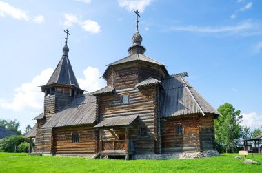 Suzdal, Rusya - 26 Temmuz 2019: Ahşap mimari ve köylü yaşamı müzesi. Diriliş Kilisesi, Patakino Kameshkovsky köyünden (1776). Rusya 'nın altın yüzüğü 