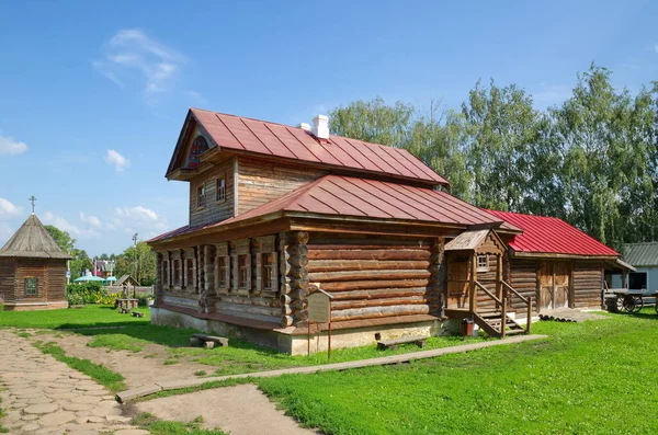 スズダル ロシア 7月26 2019 木造建築と農民の生活の博物館で中2階建ての家 ロシアの黄金の指輪 — ストック写真