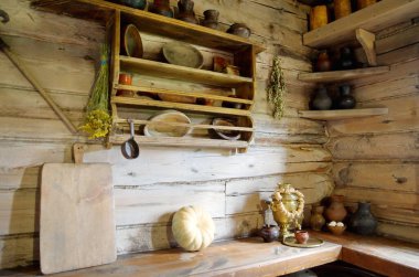 Suzdal, Rusya - 26 Temmuz 2019: Ahşap mimari ve köylü hayatı müzesinde orta sınıf bir köylünün eski bir evinde mutfak. Rusya 'nın altın yüzüğü