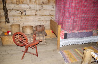 Suzdal, Rusya - 26 Temmuz 2019: Ahşap mimari ve köylü hayatı müzesinde orta sınıf bir köylünün evinde bir oda. Rusya 'nın altın yüzüğü