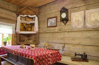 Suzdal, Rusya - 26 Temmuz 2019: Ahşap mimari ve köylü hayatı müzesindeki zengin bir köylünün evinin içi. Rusya 'nın altın yüzüğü