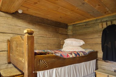 Suzdal, Rusya - 26 Temmuz 2019: Vladimir bölgesindeki Suzdal Müzesi 'ndeki zengin bir köylünün evinde ahşap yatak. Rusya 'nın altın yüzüğü