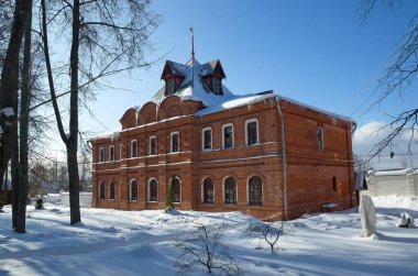 Manastır yemekhanesinin hücreli eski binası. Rusya 'nın Moskova bölgesindeki Dedenevo köyündeki Spaso-Blachernae manastırı.