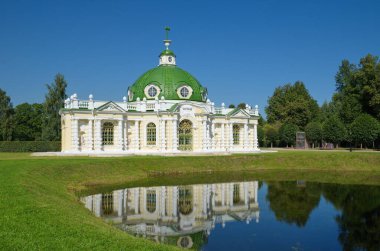 Moskova, Rusya - 30 Ağustos 2019: Güneşli bir yaz gününde Kuskovo malikanesindeki 