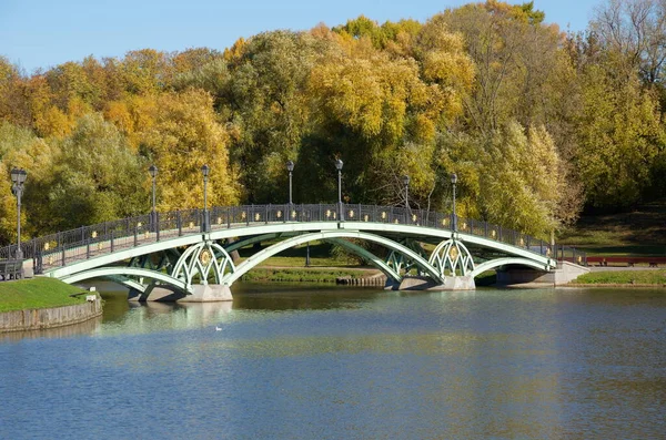 Pedestrian Bridge Pond Tsaritsyno Park Autumn Sunny Day Moscow Russia — Stock Photo, Image