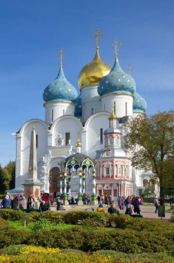 Sergiev Posad, Rusya - 9 Ekim 2018: Güneşli bir sonbahar gününde Kutsal Üçlü Sergius Lavra. Rusya 'nın altın yüzüğü