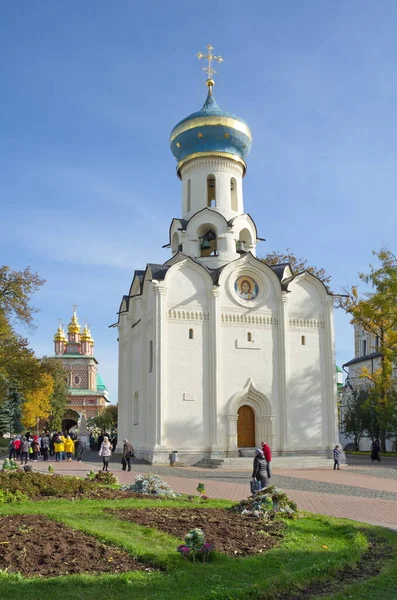Sergiev Posad, Rusya - 9 Ekim 2018: Kutsal Ruh 'un Çöküşü Kilisesi Kutsal Trinity Sergius Lavra. Rusya 'nın altın yüzüğü