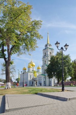 Tula, Rusya - 12 Eylül 2019: Güneşli bir sonbahar gününde Tula Kremlin 'deki Kutsal Doruk Katedrali