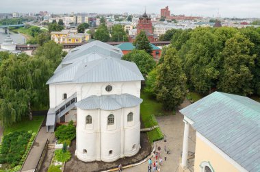Yaroslavl, Rusya - 25 Temmuz 2019: Şehrin Spaso-Preobrazhensky manastırı ve Büyük Haç Kilisesi (İsa 'nın Dirilişi Kilisesi) kantinden görüntüler 