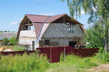 Havalandırmalı beton bloklardan yapılmış bir ev.