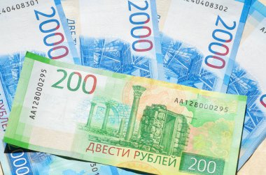 Rus parası. 200 rublelik banknotlar halinde yeni banknotlar.