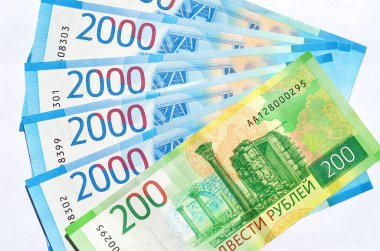 Rus parası. Beyaz arka planda iki bin iki yüz rublelik banknotlar.