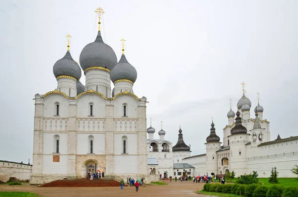 ロシアのロストフ ヴェリキー 7月24 2019 大聖堂広場の仮定大聖堂とロストフ クレムリンの聖門 ロシアの黄金の指輪 — ストック写真