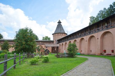 Suzdal, Rusya - 26 Temmuz 2019: Spaso-evfimiev manastırı. Manastırın kulesi ve duvarları. Rusya 'nın altın yüzüğü 