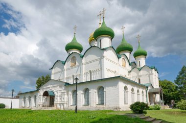 Suzdal, Rusya - 26 Temmuz 2019: Dönüşüm Katedrali. Spaso-Evfimiev manastırı. Rusya 'nın altın yüzüğü
