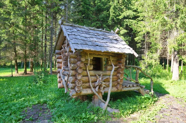 ハリトノフにちなんで名付けられたPereslavl樹状ガーデン 妖精の小屋 ヤロスラヴリ地方のPereslavl Zalessky ロシアの黄金の指輪 — ストック写真