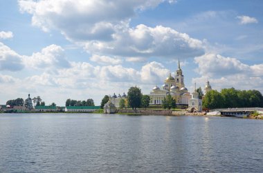 Güneşli bir yaz gününde Nilo-Stolobenskaya Çölü ve Seliger Gölü manastırı. Tver bölgesi, Rusya