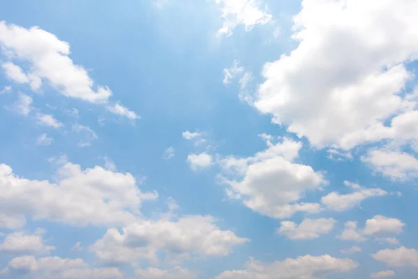 Bulutlu mavi gökyüzü.