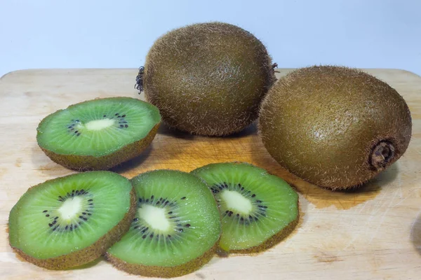 Kiwi is placed on a wood butcher. — Stock Photo, Image