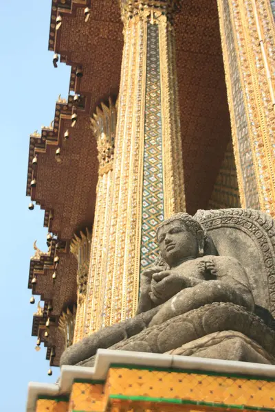 Buda heykeli Kilisesi önünde.