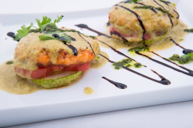 Türkiye'de pirzola sarımsak sosu altında bir kabak ve domates yastık üzerinde.