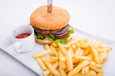 Sığır eti Burger kızartma ve baharatlı domates sosu ile servis