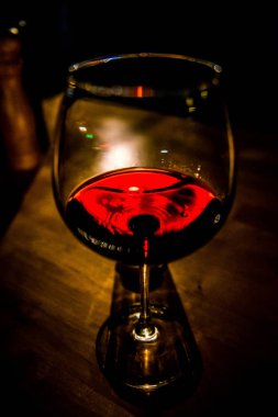 Mum ışığında kırmızı şarap