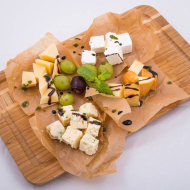 Peynir tabağı. Peynir dor blu, Parmesan, beyaz peynir, maasdam. Zeytin ile hizmet. 