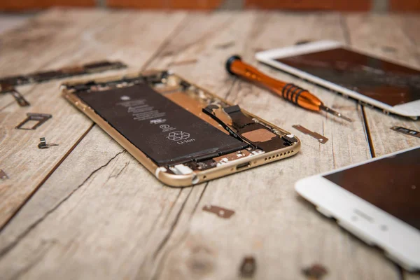 Repair and restoration of iPhone — Stock Photo, Image