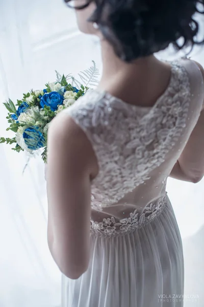 Noiva em um belo vestido de renda . — Fotografia de Stock