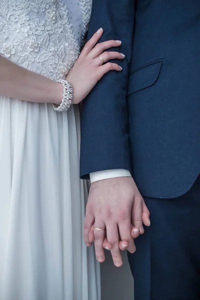 Menyasszony és vőlegény kéz a kézben. — Stock Fotó
