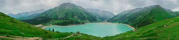 Панорама Большого Алматинского озера — стоковое фото