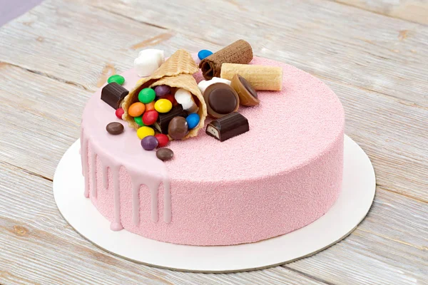 女孩的粉红色的慕斯蛋糕 — 图库照片