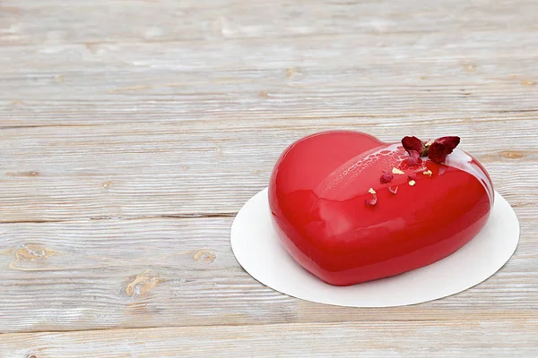 Red heart mousse cake with tea rose — Stock Photo, Image