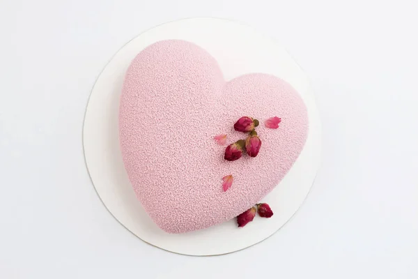 Gül desenli bir kalp şeklinde pembe pasta
