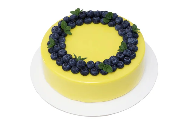 黄慕斯蛋糕与蓝莓 — 图库照片