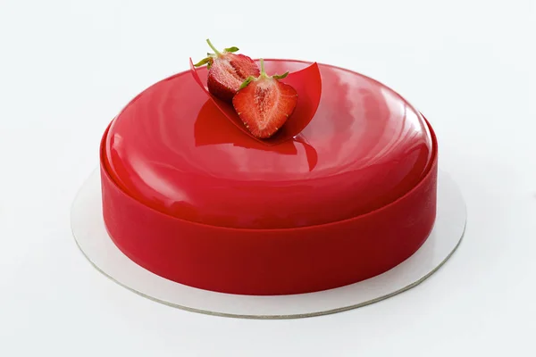 Beyaz zemin üzerine kırmızı mousse kek — Stok fotoğraf