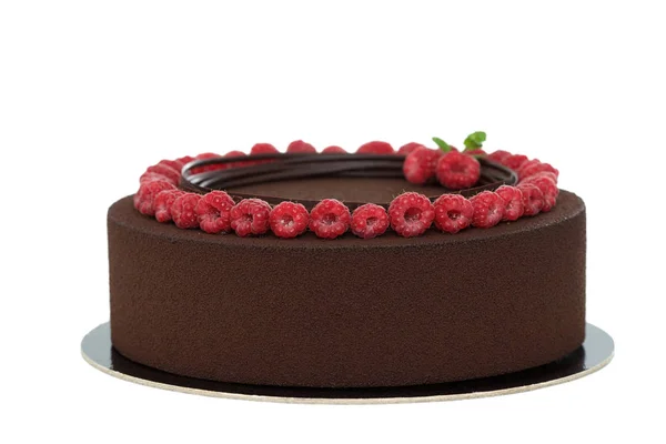 Čokoládový mousse dort zdobí malinami. Boční pohled. — Stock fotografie