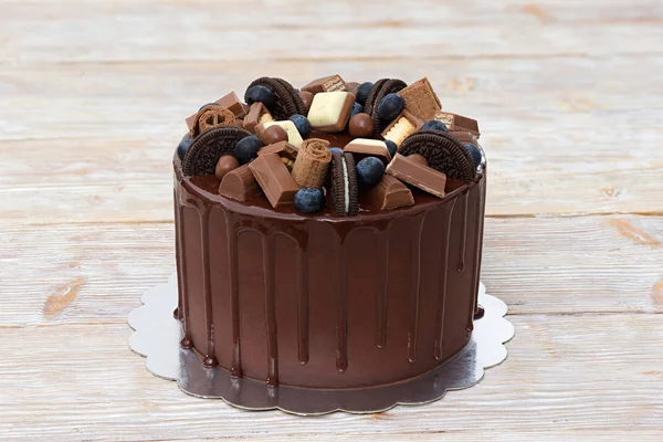 Schokoladenkuchen mit Schokoladenglasur — Stockfoto