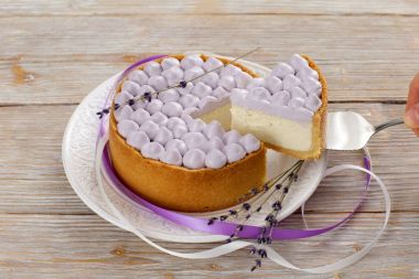 Peynirli kek pasta kürek, closeup üzerinde piese.