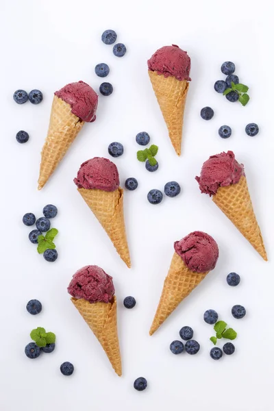 蓝莓冰淇淋锥纹理平躺 — 图库照片