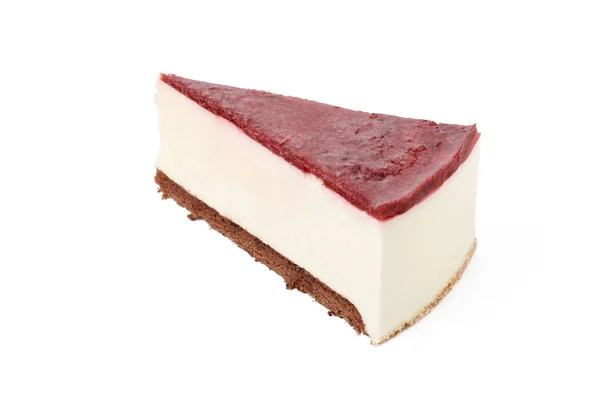 Hallon cheesecake på en vit bakgrund som isolerade — Stockfoto