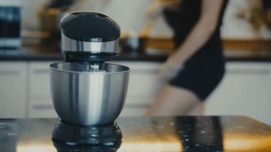 Mutfak masasında çekme karıştırma hamur. Çelik kase kadın karıştırma malzemeler soba standları ve pan erkek aşçılar