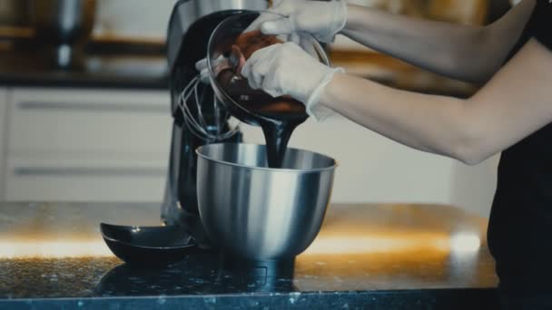 Γυναίκα που χύνει από ένα διαφανές μπολ γλυκό σιρόπι σε ένα μπολ ζυμωτήριο. — Αρχείο Βίντεο