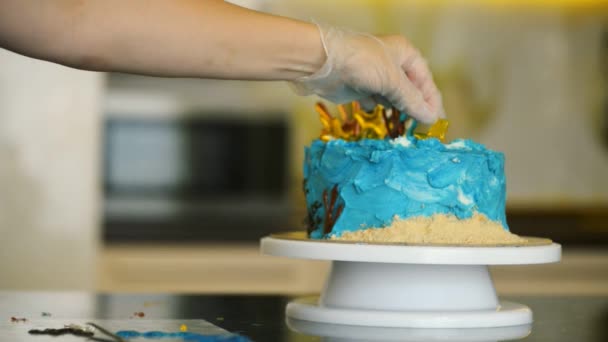 Tort w stylu marine stoi na stole zbliżenie. — Wideo stockowe